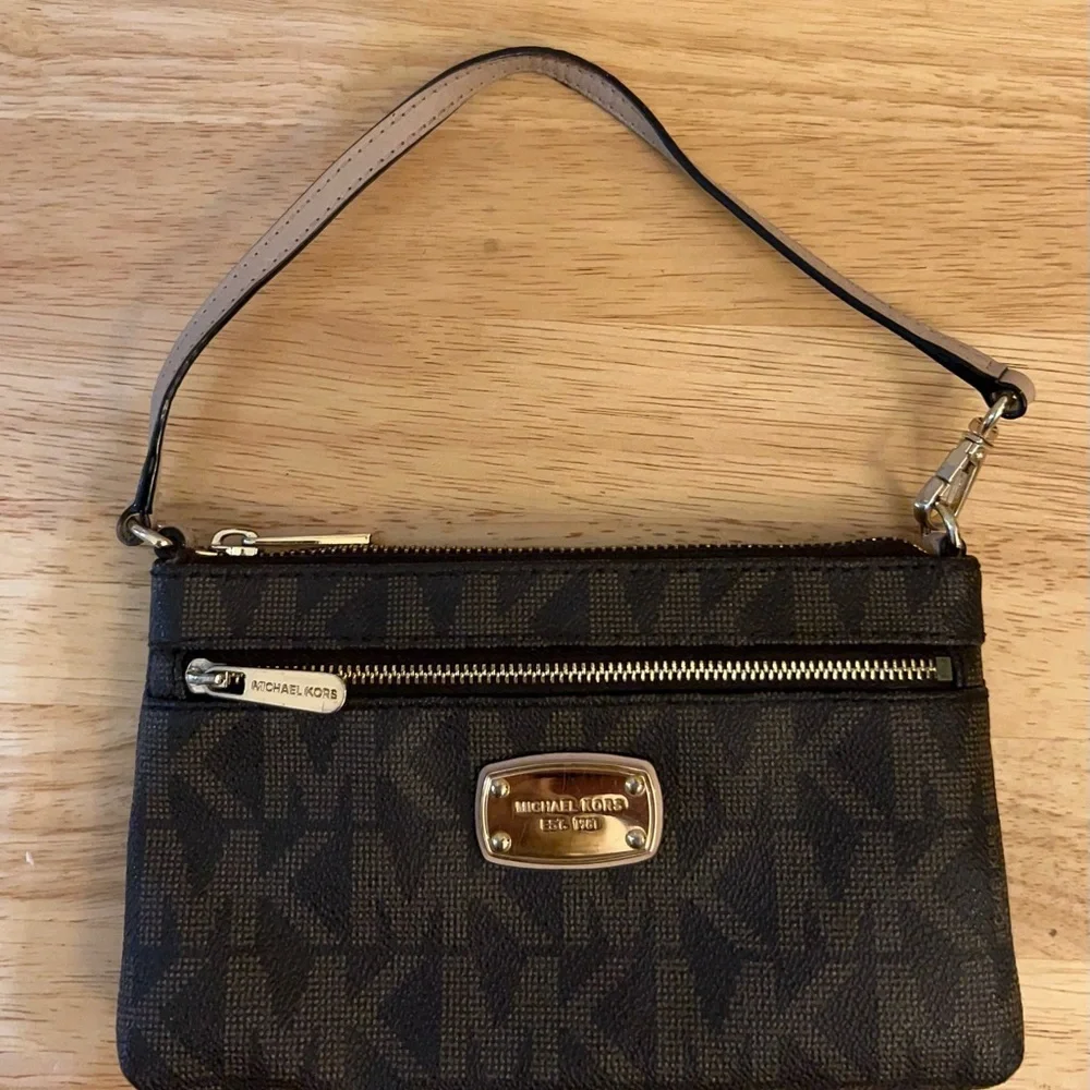 Michael Kors Jet Set large Logo Wristlet/ Handle